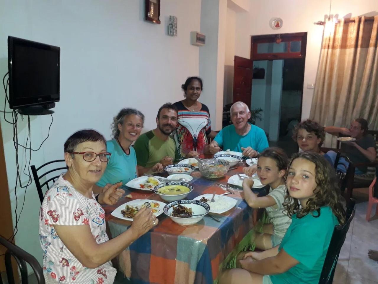 Nisansala Homestay Kandy Deiyannewela Buitenkant foto